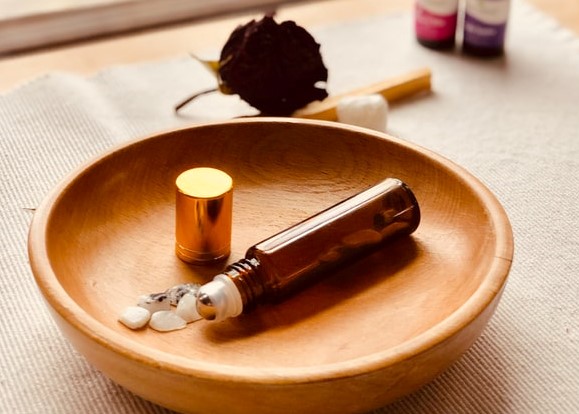 Vasilha com itens aromáticos dentro
