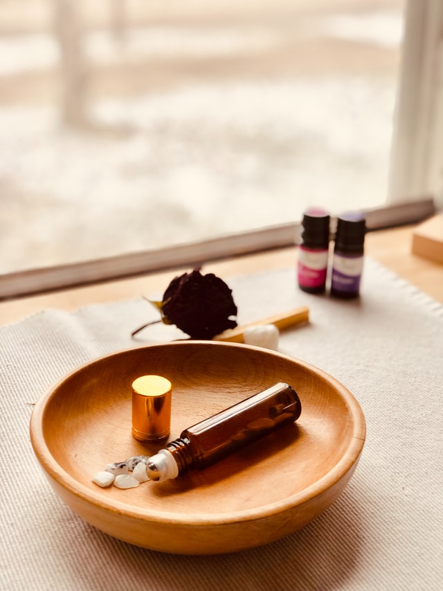 Tijela sobre uma mesa com produtos naturais